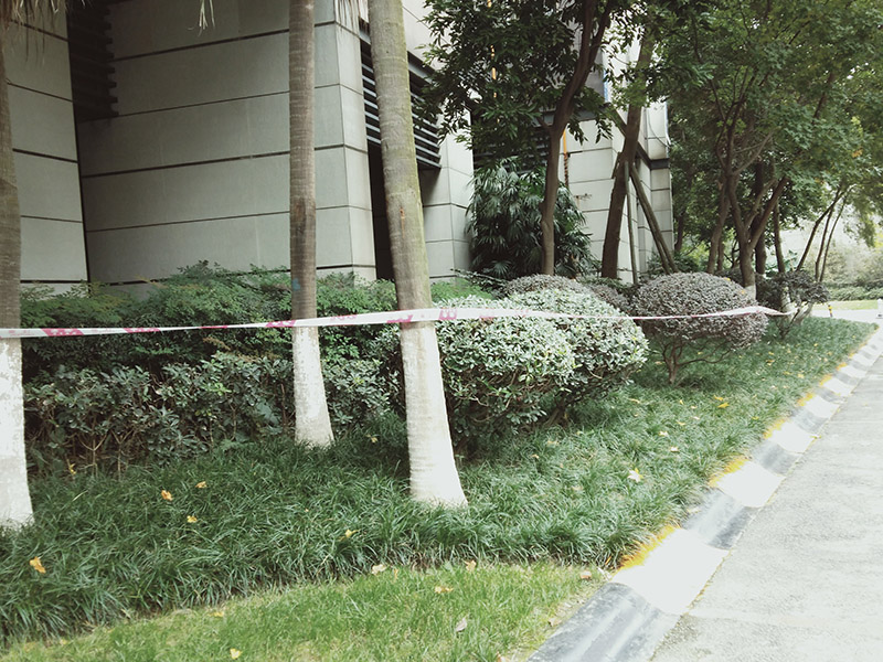 高空施工準(zhǔn)備工作：(1)施工前，應(yīng)逐級進(jìn)行安全技術(shù)教育及交底，落實(shí)所有安全技術(shù)措施和人身防護(hù)用 品，未經(jīng)落實(shí)時不得進(jìn)行施工。(2)高處作業(yè)中的安全標(biāo)志、工具、儀表、電氣設(shè)施和各種設(shè)備，必須在施工前加以 檢查，確認(rèn)其完好，方能投入使用。