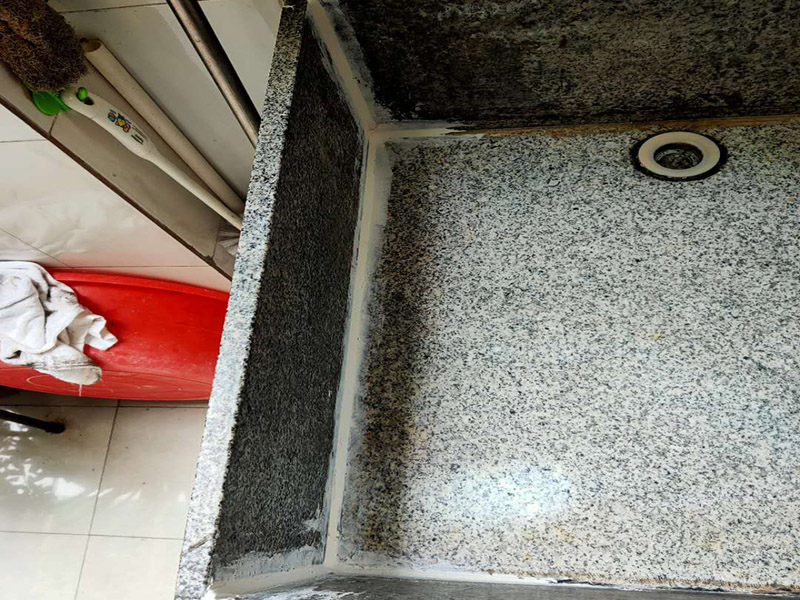 水池漏水打膠：1、將水池放好后，用筆沿著盆四邊畫(huà)一圈，然后把水池取上來(lái)；沿著畫(huà)的線打一圈玻璃膠，打好后把盆放下去壓一下，把多出來(lái)的膠用刮板刮掉就可以了。 2、玻璃膠可以換成密封條，密封條也具有防水的作用。密封條是硅膠制成，和玻璃膠的成分大體相同，防水的效果是完全相同的。