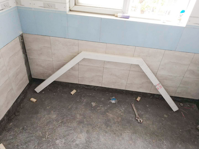 廚房陽臺墻磚鋪貼:首先應(yīng)除去基層表面的污垢，油漬，浮灰;除去基層上所有涂料層，膩?zhàn)訉?如果基層未能達(dá)到平整度要求，需對基層進(jìn)行預(yù)先的找平處理。鋪貼瓷磚前需事先找好垂直線，以此為基準(zhǔn)鋪貼的瓷磚高低均勻、垂直美觀;此外，施工前在墻體四周需彈出標(biāo)高控制線，在地面彈出十字線，以控制地磚分隔尺寸。 調(diào)制粘結(jié)劑：加水后將粘結(jié)劑漿料攪拌至潤滑均勻，無明顯塊狀或糊狀結(jié)塊，攪拌后的漿料靜置5-10分鐘后再稍加攪拌1-2分鐘即可使用。將瓷磚平整地鋪貼在基層上，使用橡膠錘將瓷磚拍實(shí)鋪平。施工過程中，可小幅度轉(zhuǎn)動瓷磚，使?jié){料與瓷磚背面充分接觸。瓷磚鋪貼結(jié)束后24小時(shí)，可進(jìn)行嵌縫施工。將調(diào)制好的嵌縫劑均勻地涂在磚與磚的縫隙內(nèi)。