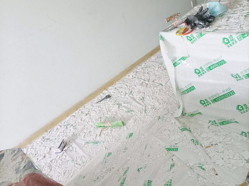 天花板翻新成品保護(hù):檢查舊房墻面基層問題，對癥下藥施工，如果墻面裝修5年甚至10年以上，墻面有開裂，滲水，起皮或者之前有貼過墻紙的舊房，就需要將原墻紙撕掉，將墻面鏟至毛坯層，做鏟墻施工，如近幾年裝修過的房子，則不需要做鏟墻施工，墻面基層無明顯破損，打磨膩?zhàn)踊蛘咧匦屡文佔(zhàn)樱鋈槟z漆施工即可。 成品保護(hù)：將房中小件物品搬移到柜子，儲物柜等不需要施工的位置，如樓梯間，衛(wèi)生間等，利用專業(yè)的遮蔽保護(hù)膜貼在地面，包裝家具，避免施工期間對家中的物品造成損害和污染。