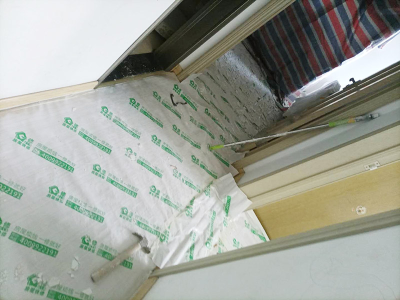 天花板翻新成品保護(hù):檢查舊房墻面基層問題，對癥下藥施工，如果墻面裝修5年甚至10年以上，墻面有開裂，滲水，起皮或者之前有貼過墻紙的舊房，就需要將原墻紙撕掉，將墻面鏟至毛坯層，做鏟墻施工，如近幾年裝修過的房子，則不需要做鏟墻施工，墻面基層無明顯破損，打磨膩?zhàn)踊蛘咧匦屡文佔(zhàn)?，做乳膠漆施工即可。 成品保護(hù)：將房中小件物品搬移到柜子，儲物柜等不需要施工的位置，如樓梯間，衛(wèi)生間等，利用專業(yè)的遮蔽保護(hù)膜貼在地面，包裝家具，避免施工期間對家中的物品造成損害和污染。