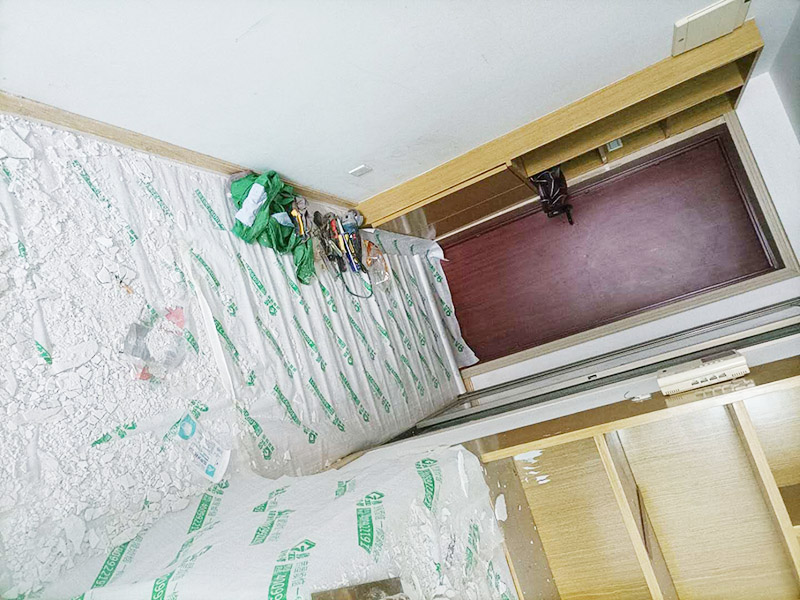 天花板翻新成品保護(hù):檢查舊房墻面基層問題，對癥下藥施工，如果墻面裝修5年甚至10年以上，墻面有開裂，滲水，起皮或者之前有貼過墻紙的舊房，就需要將原墻紙撕掉，將墻面鏟至毛坯層，做鏟墻施工，如近幾年裝修過的房子，則不需要做鏟墻施工，墻面基層無明顯破損，打磨膩?zhàn)踊蛘咧匦屡文佔(zhàn)?，做乳膠漆施工即可。 成品保護(hù)：將房中小件物品搬移到柜子，儲物柜等不需要施工的位置，如樓梯間，衛(wèi)生間等，利用專業(yè)的遮蔽保護(hù)膜貼在地面，包裝家具，避免施工期間對家中的物品造成損害和污染。