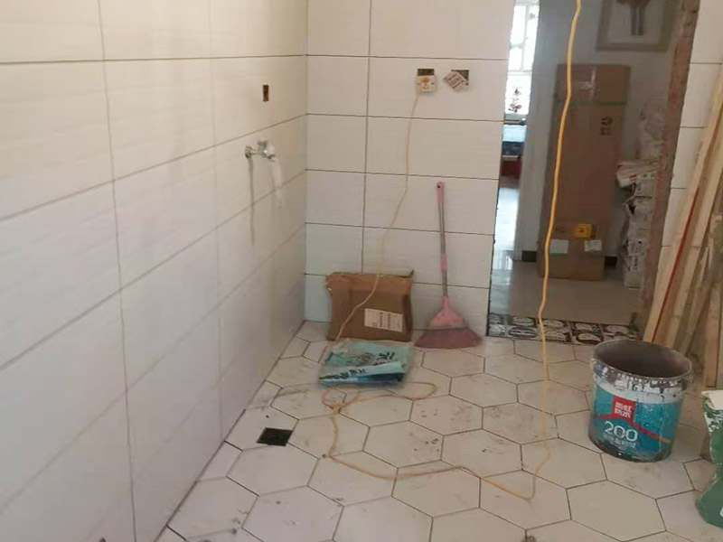 衛(wèi)生間翻新案例：衛(wèi)生間翻新最主要的目的，就是要更換水電，尤其是那些隱蔽性極強，一般埋在地下或墻壁內(nèi)的。在進行翻新的時候，最好一并更換，不管有沒有問題，這樣都能給日后的生活帶來保障。更換完水電之后，就可以進行瓷磚的鋪貼了。不管是地面還是墻面，都是一個比較大的工程。在衛(wèi)生間翻新前先找平地面和墻面，清楚所有雜物。然后先對墻面進行鋪設，墻面一般多是小塊的瓷磚比較好施工。地面就要注意一些了，需要設置輔助線來進行施工，還要注意下水管等地方，這些地方都需要低于地面高度的哦！