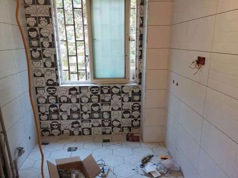 衛(wèi)生間翻新案例：衛(wèi)生間翻新最主要的目的，就是要更換水電，尤其是那些隱蔽性極強，一般埋在地下或墻壁內(nèi)的。在進行翻新的時候，最好一并更換，不管有沒有問題，這樣都能給日后的生活帶來保障。更換完水電之后，就可以進行瓷磚的鋪貼了。不管是地面還是墻面，都是一個比較大的工程。在衛(wèi)生間翻新前先找平地面和墻面，清楚所有雜物。然后先對墻面進行鋪設，墻面一般多是小塊的瓷磚比較好施工。地面就要注意一些了，需要設置輔助線來進行施工，還要注意下水管等地方，這些地方都需要低于地面高度的哦！