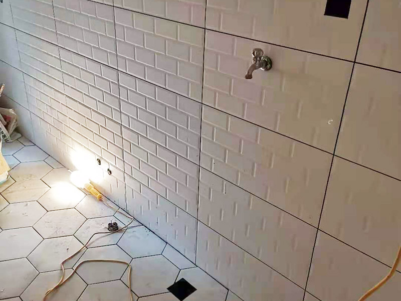 衛(wèi)生間翻新案例：衛(wèi)生間翻新最主要的目的，就是要更換水電，尤其是那些隱蔽性極強，一般埋在地下或墻壁內(nèi)的。在進行翻新的時候，最好一并更換，不管有沒有問題，這樣都能給日后的生活帶來保障。更換完水電之后，就可以進行瓷磚的鋪貼了。不管是地面還是墻面，都是一個比較大的工程。在衛(wèi)生間翻新前先找平地面和墻面，清楚所有雜物。然后先對墻面進行鋪設，墻面一般多是小塊的瓷磚比較好施工。地面就要注意一些了，需要設置輔助線來進行施工，還要注意下水管等地方，這些地方都需要低于地面高度的哦！