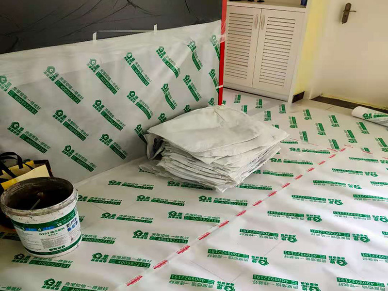 走廊過(guò)道成品保護(hù)：各種裝修物料的進(jìn)場(chǎng)以及各種建筑裝修垃圾的清理，都會(huì)經(jīng)過(guò)入戶門(mén)，這些物品在搬運(yùn)的過(guò)程中，與入戶門(mén)發(fā)生磕碰、摩擦的機(jī)率大大增加，所以，第一個(gè)需要做好成品保護(hù)的地方就是我們的入戶門(mén)。建議：在裝修開(kāi)工前直到家具進(jìn)場(chǎng)期間，都需要對(duì)入戶門(mén)進(jìn)行保護(hù)！對(duì)于這一點(diǎn)，可以使用成品保護(hù)膜將門(mén)包裹。