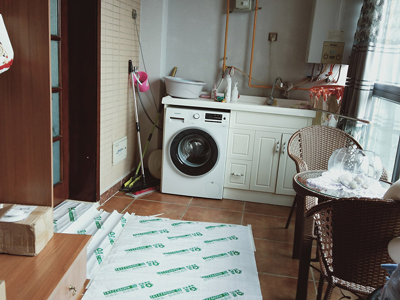 走廊過(guò)道成品保護(hù)：各種裝修物料的進(jìn)場(chǎng)以及各種建筑裝修垃圾的清理，都會(huì)經(jīng)過(guò)入戶門(mén)，這些物品在搬運(yùn)的過(guò)程中，與入戶門(mén)發(fā)生磕碰、摩擦的機(jī)率大大增加，所以，第一個(gè)需要做好成品保護(hù)的地方就是我們的入戶門(mén)。建議：在裝修開(kāi)工前直到家具進(jìn)場(chǎng)期間，都需要對(duì)入戶門(mén)進(jìn)行保護(hù)！對(duì)于這一點(diǎn)，可以使用成品保護(hù)膜將門(mén)包裹。