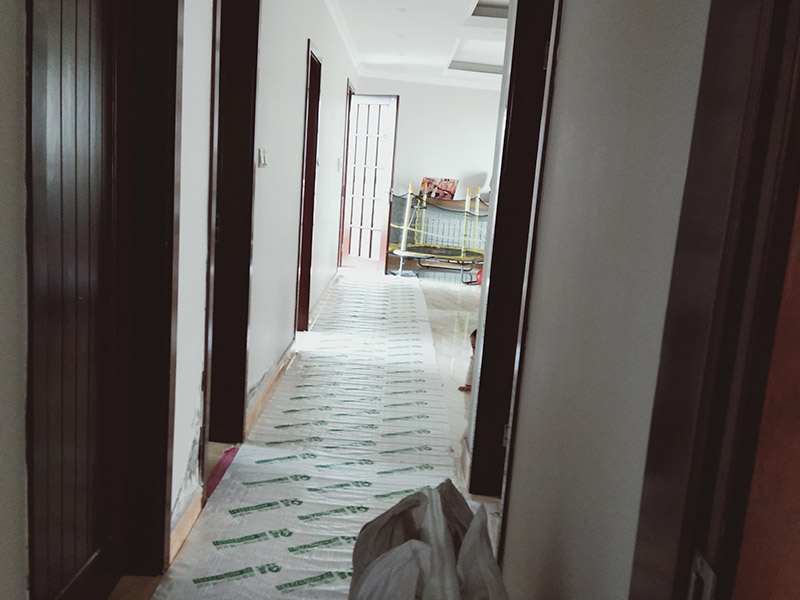 走廊過(guò)道成品保護(hù)：各種裝修物料的進(jìn)場(chǎng)以及各種建筑裝修垃圾的清理，都會(huì)經(jīng)過(guò)入戶門(mén)，這些物品在搬運(yùn)的過(guò)程中，與入戶門(mén)發(fā)生磕碰、摩擦的機(jī)率大大增加，所以，第一個(gè)需要做好成品保護(hù)的地方就是我們的入戶門(mén)。建議：在裝修開(kāi)工前直到家具進(jìn)場(chǎng)期間，都需要對(duì)入戶門(mén)進(jìn)行保護(hù)！對(duì)于這一點(diǎn)，可以使用成品保護(hù)膜將門(mén)包裹。