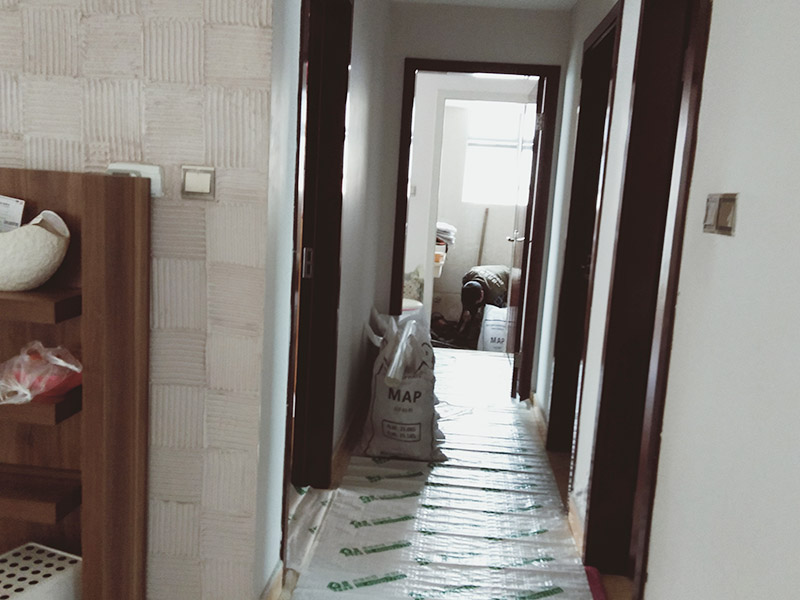 走廊過(guò)道成品保護(hù)：各種裝修物料的進(jìn)場(chǎng)以及各種建筑裝修垃圾的清理，都會(huì)經(jīng)過(guò)入戶門(mén)，這些物品在搬運(yùn)的過(guò)程中，與入戶門(mén)發(fā)生磕碰、摩擦的機(jī)率大大增加，所以，第一個(gè)需要做好成品保護(hù)的地方就是我們的入戶門(mén)。建議：在裝修開(kāi)工前直到家具進(jìn)場(chǎng)期間，都需要對(duì)入戶門(mén)進(jìn)行保護(hù)！對(duì)于這一點(diǎn)，可以使用成品保護(hù)膜將門(mén)包裹。