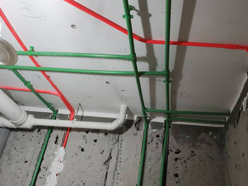 全屋電路走線施工：電路定位很重要！插座安裝在哪里安裝多少，開(kāi)關(guān)安裝在哪里安裝多少，哪些地方需要安裝燈具等等，這些都需要根據(jù)家中實(shí)際的電路用途來(lái)確定。電路定位搞定以后就可以根據(jù)定位以及走向開(kāi)布線槽了。 開(kāi)布線槽有講究，需盡量保持橫平豎直。不過(guò)對(duì)于墻面開(kāi)槽，規(guī)范的做法不允許開(kāi)橫槽，因?yàn)檫@可能會(huì)影響到墻面的承重能力。 開(kāi)槽的深度也有要求，通常情況下深度為PVC線管的直徑+10mm。