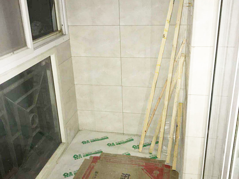 陽(yáng)臺(tái)墻地磚鋪貼：1. 地磚直線鋪設(shè)方式是最原始，最傳統(tǒng)的方法?？芍^是經(jīng)典不倒，古人的流傳至今，相信未來也依然保持的一種作法。 2.好處是:大方得體，工整，簡(jiǎn)約。讓欣賞的人感受到地磚的那份強(qiáng)烈的質(zhì)感存。 3.無論是家裝，工裝，還是場(chǎng)所，都能適用。接下來介紹的是鋪設(shè)地磚方法稍微跳動(dòng)一些的鋪法。也是在傳統(tǒng)的格局上稍稍變動(dòng)。是不按傳統(tǒng)的方法直線鋪，而是修改成走，這個(gè)方法通常被簡(jiǎn)稱位地磚型鋪法。