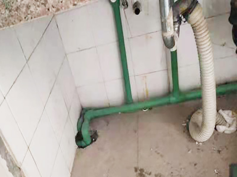 廚房水管暗管鋪設(shè):衛(wèi)生間的水管裝置前定要遵從合理步驟，一般首要和師傅參議水路的詳細走向，二是用電錘把卡子固定到墻上，三是開端用專業(yè)的熱溶機對管子進行熱熔銜接，四是用試壓泵對整個管線進行打壓測試，五是整理現(xiàn)場。