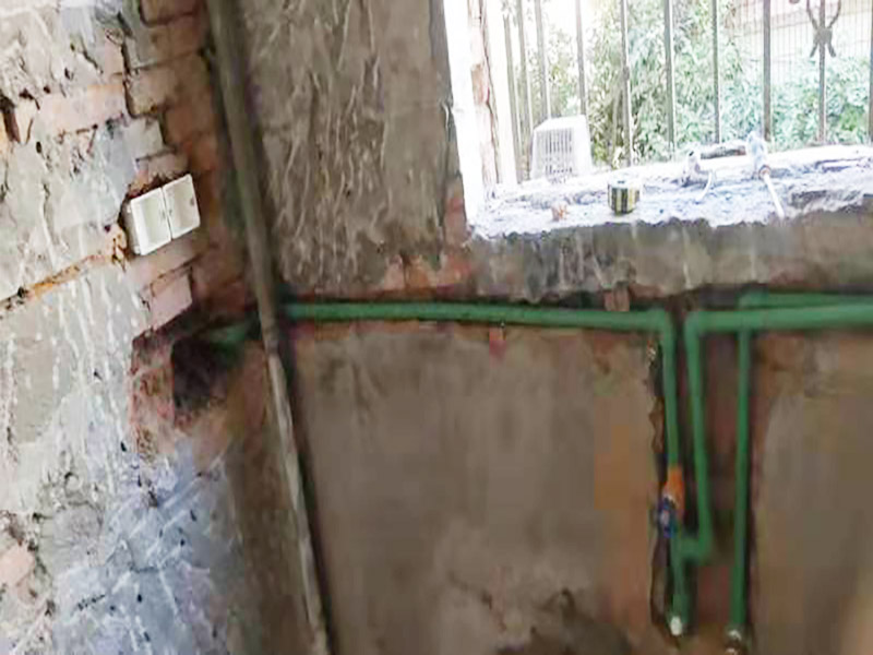 廚房水管暗管鋪設(shè):衛(wèi)生間的水管裝置前定要遵從合理步驟，一般首要和師傅參議水路的詳細走向，二是用電錘把卡子固定到墻上，三是開端用專業(yè)的熱溶機對管子進行熱熔銜接，四是用試壓泵對整個管線進行打壓測試，五是整理現(xiàn)場。