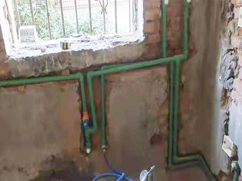 廚房水管暗管鋪設(shè):衛(wèi)生間的水管裝置前定要遵從合理步驟，一般首要和師傅參議水路的詳細走向，二是用電錘把卡子固定到墻上，三是開端用專業(yè)的熱溶機對管子進行熱熔銜接，四是用試壓泵對整個管線進行打壓測試，五是整理現(xiàn)場。