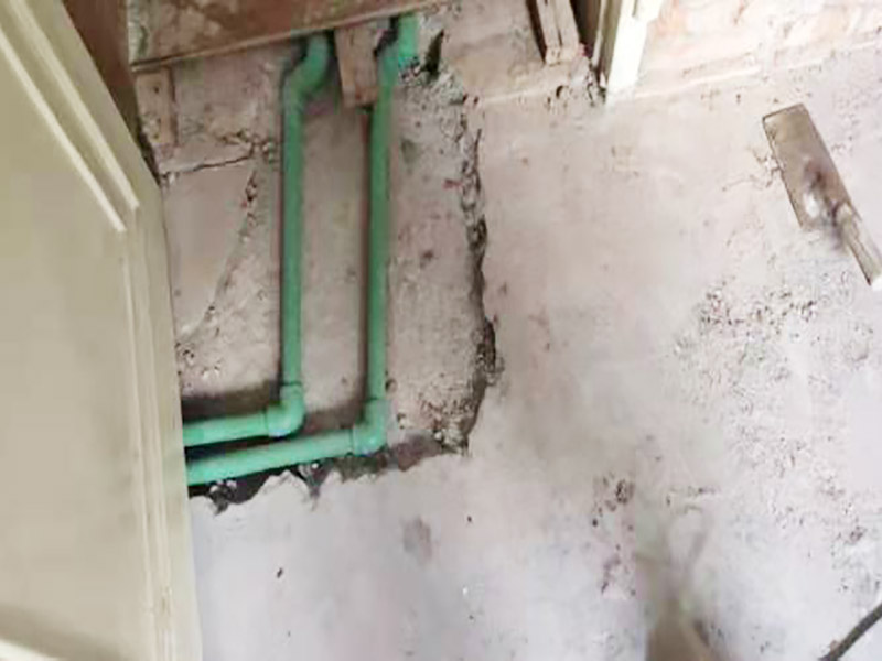 廚房水管暗管鋪設(shè):衛(wèi)生間的水管裝置前定要遵從合理步驟，一般首要和師傅參議水路的詳細走向，二是用電錘把卡子固定到墻上，三是開端用專業(yè)的熱溶機對管子進行熱熔銜接，四是用試壓泵對整個管線進行打壓測試，五是整理現(xiàn)場。