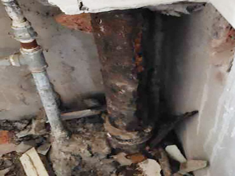 廚房拆除翻新施工：首先就是要對(duì)它進(jìn)行空間改造、水路改造和磚墻翻新這幾處一定要提前做好準(zhǔn)備和進(jìn)行規(guī)劃才行。比如說像對(duì)廚房改造中，要做就是對(duì)它的空間進(jìn)行規(guī)劃好和布局。廚房的上水部分那么可以把它更換成PPR之類新型管材，然后再把它進(jìn)行暗埋，但是廚房的下水部分，這個(gè)地方也是不能進(jìn)行改動(dòng)的，如果一定要進(jìn)行改動(dòng)，記住一定要咨詢清楚物業(yè)再動(dòng)手。