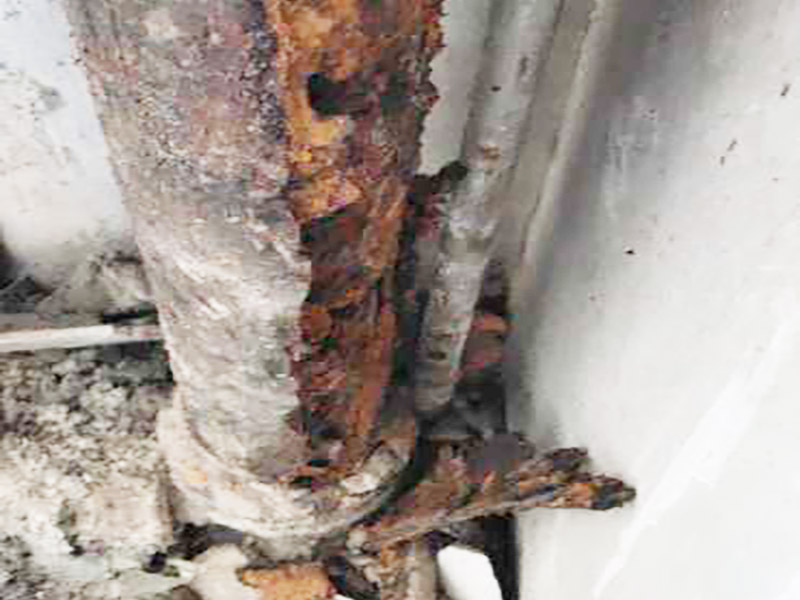 廚房拆除翻新施工：首先就是要對(duì)它進(jìn)行空間改造、水路改造和磚墻翻新這幾處一定要提前做好準(zhǔn)備和進(jìn)行規(guī)劃才行。比如說像對(duì)廚房改造中，要做就是對(duì)它的空間進(jìn)行規(guī)劃好和布局。廚房的上水部分那么可以把它更換成PPR之類新型管材，然后再把它進(jìn)行暗埋，但是廚房的下水部分，這個(gè)地方也是不能進(jìn)行改動(dòng)的，如果一定要進(jìn)行改動(dòng)，記住一定要咨詢清楚物業(yè)再動(dòng)手。