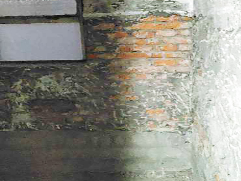 廚房拆除翻新施工：首先就是要對(duì)它進(jìn)行空間改造、水路改造和磚墻翻新這幾處一定要提前做好準(zhǔn)備和進(jìn)行規(guī)劃才行。比如說像對(duì)廚房改造中，要做就是對(duì)它的空間進(jìn)行規(guī)劃好和布局。廚房的上水部分那么可以把它更換成PPR之類新型管材，然后再把它進(jìn)行暗埋，但是廚房的下水部分，這個(gè)地方也是不能進(jìn)行改動(dòng)的，如果一定要進(jìn)行改動(dòng)，記住一定要咨詢清楚物業(yè)再動(dòng)手。