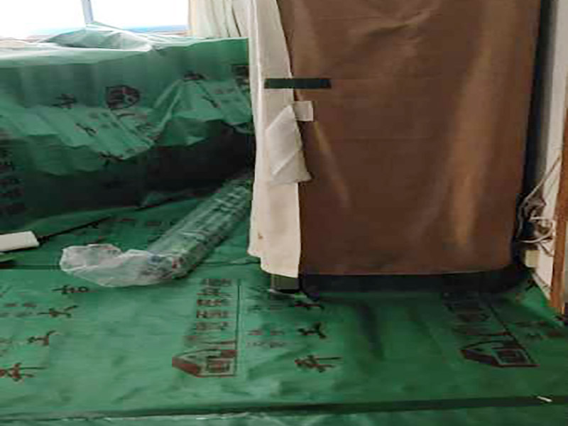 家具保護(hù)施工：遠(yuǎn)離裝修區(qū)域的家居不需要過度防護(hù)，只需使用防塵塑料膜布遮蓋即可。地板保護(hù)，地板保護(hù)需要使用pvc+棉保護(hù)膜 （薄的保護(hù)膜會(huì)在裝修過程中踩壞），沿墻邊使用家較寬的地板專用膠帶密封。家居保護(hù)只需要使用普通pvc保護(hù)膜即可，注意下方要留足保護(hù)膜遮蓋下方地板。門窗保護(hù):使用無紡布門窗保護(hù)膜，裁剪適當(dāng)大小貼在窗戶上級(jí)窗戶框上即可。門使用pvc保護(hù)膜。小的突起如電源插座，使用保護(hù)膜覆蓋用較窄的地板專用膠帶密封。 注意：所有的密封都不要貼到需要粉刷裝修的墻面上。