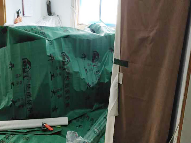 家具保護(hù)施工：遠(yuǎn)離裝修區(qū)域的家居不需要過度防護(hù)，只需使用防塵塑料膜布遮蓋即可。地板保護(hù)，地板保護(hù)需要使用pvc+棉保護(hù)膜 （薄的保護(hù)膜會(huì)在裝修過程中踩壞），沿墻邊使用家較寬的地板專用膠帶密封。家居保護(hù)只需要使用普通pvc保護(hù)膜即可，注意下方要留足保護(hù)膜遮蓋下方地板。門窗保護(hù):使用無紡布門窗保護(hù)膜，裁剪適當(dāng)大小貼在窗戶上級(jí)窗戶框上即可。門使用pvc保護(hù)膜。小的突起如電源插座，使用保護(hù)膜覆蓋用較窄的地板專用膠帶密封。 注意：所有的密封都不要貼到需要粉刷裝修的墻面上。