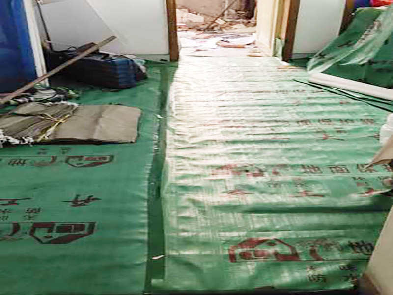 家具保護(hù)施工：遠(yuǎn)離裝修區(qū)域的家居不需要過度防護(hù)，只需使用防塵塑料膜布遮蓋即可。地板保護(hù)，地板保護(hù)需要使用pvc+棉保護(hù)膜 （薄的保護(hù)膜會(huì)在裝修過程中踩壞），沿墻邊使用家較寬的地板專用膠帶密封。家居保護(hù)只需要使用普通pvc保護(hù)膜即可，注意下方要留足保護(hù)膜遮蓋下方地板。門窗保護(hù):使用無紡布門窗保護(hù)膜，裁剪適當(dāng)大小貼在窗戶上級(jí)窗戶框上即可。門使用pvc保護(hù)膜。小的突起如電源插座，使用保護(hù)膜覆蓋用較窄的地板專用膠帶密封。 注意：所有的密封都不要貼到需要粉刷裝修的墻面上。