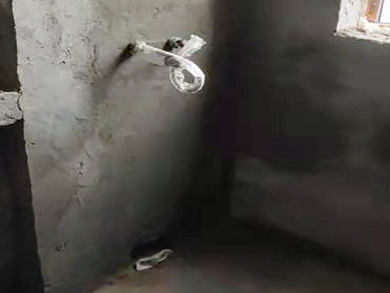 廚房抹灰防水施工：清理基層：將墊層上松散的混凝土、砂漿等清洗干凈，凸出的鼓包剔除。 刷水泥素漿：配合比為水泥∶防水油=1∶0.03(重量比)，加上適量水拌合成粥狀，鋪攤在地面上，用掃帚均勻掃一遍。 抹底層砂漿：底層用1∶3水泥砂漿，摻入水泥重3%～5%的防水粉。拌好的砂漿倒在地上，用杠尺刮平，木抹子順平，鐵抹子壓一遍。 刷水泥素漿：常溫間隔1d后刷水泥素漿一道，配合比為水泥∶防水油=1∶0.03(重量比)加適量水。 抹面層砂漿：刷水泥素漿后，接著抹面層砂漿，配合比及做法用底層。