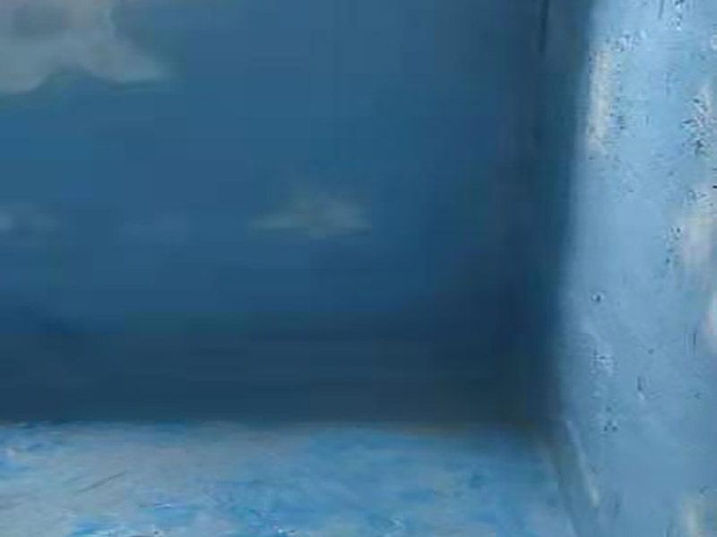 廚房抹灰防水施工：清理基層：將墊層上松散的混凝土、砂漿等清洗干凈，凸出的鼓包剔除。 刷水泥素漿：配合比為水泥∶防水油=1∶0.03(重量比)，加上適量水拌合成粥狀，鋪攤在地面上，用掃帚均勻掃一遍。 抹底層砂漿：底層用1∶3水泥砂漿，摻入水泥重3%～5%的防水粉。拌好的砂漿倒在地上，用杠尺刮平，木抹子順平，鐵抹子壓一遍。 刷水泥素漿：常溫間隔1d后刷水泥素漿一道，配合比為水泥∶防水油=1∶0.03(重量比)加適量水。 抹面層砂漿：刷水泥素漿后，接著抹面層砂漿，配合比及做法用底層。