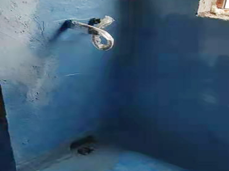 廚房抹灰防水施工：清理基層：將墊層上松散的混凝土、砂漿等清洗干凈，凸出的鼓包剔除。 刷水泥素漿：配合比為水泥∶防水油=1∶0.03(重量比)，加上適量水拌合成粥狀，鋪攤在地面上，用掃帚均勻掃一遍。 抹底層砂漿：底層用1∶3水泥砂漿，摻入水泥重3%～5%的防水粉。拌好的砂漿倒在地上，用杠尺刮平，木抹子順平，鐵抹子壓一遍。 刷水泥素漿：常溫間隔1d后刷水泥素漿一道，配合比為水泥∶防水油=1∶0.03(重量比)加適量水。 抹面層砂漿：刷水泥素漿后，接著抹面層砂漿，配合比及做法用底層。