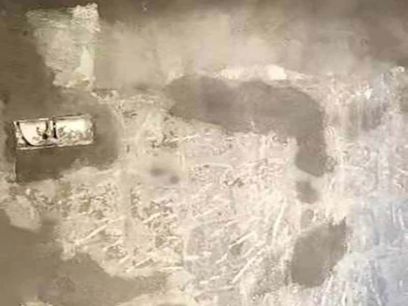 廚房抹灰防水施工：清理基層：將墊層上松散的混凝土、砂漿等清洗干凈，凸出的鼓包剔除。 刷水泥素漿：配合比為水泥∶防水油=1∶0.03(重量比)，加上適量水拌合成粥狀，鋪攤在地面上，用掃帚均勻掃一遍。 抹底層砂漿：底層用1∶3水泥砂漿，摻入水泥重3%～5%的防水粉。拌好的砂漿倒在地上，用杠尺刮平，木抹子順平，鐵抹子壓一遍。 刷水泥素漿：常溫間隔1d后刷水泥素漿一道，配合比為水泥∶防水油=1∶0.03(重量比)加適量水。 抹面層砂漿：刷水泥素漿后，接著抹面層砂漿，配合比及做法用底層。