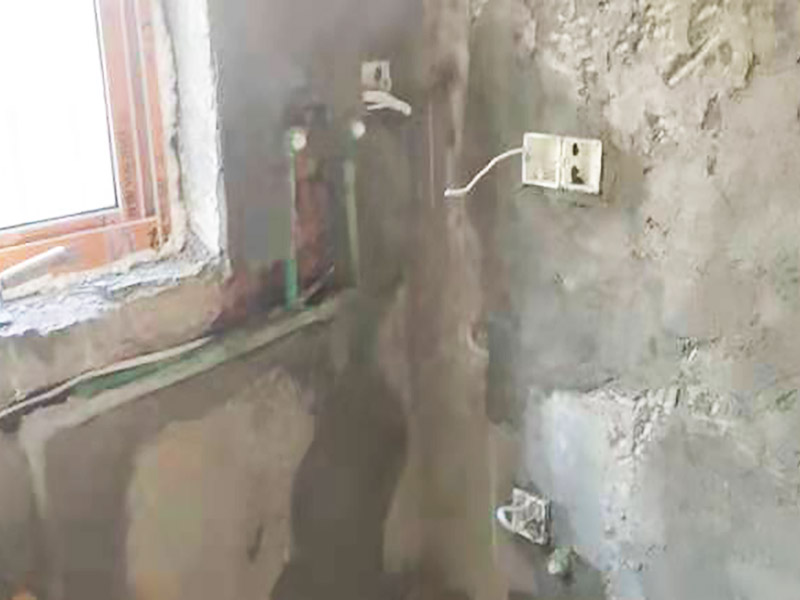 廚房抹灰防水施工：清理基層：將墊層上松散的混凝土、砂漿等清洗干凈，凸出的鼓包剔除。 刷水泥素漿：配合比為水泥∶防水油=1∶0.03(重量比)，加上適量水拌合成粥狀，鋪攤在地面上，用掃帚均勻掃一遍。 抹底層砂漿：底層用1∶3水泥砂漿，摻入水泥重3%～5%的防水粉。拌好的砂漿倒在地上，用杠尺刮平，木抹子順平，鐵抹子壓一遍。 刷水泥素漿：常溫間隔1d后刷水泥素漿一道，配合比為水泥∶防水油=1∶0.03(重量比)加適量水。 抹面層砂漿：刷水泥素漿后，接著抹面層砂漿，配合比及做法用底層。