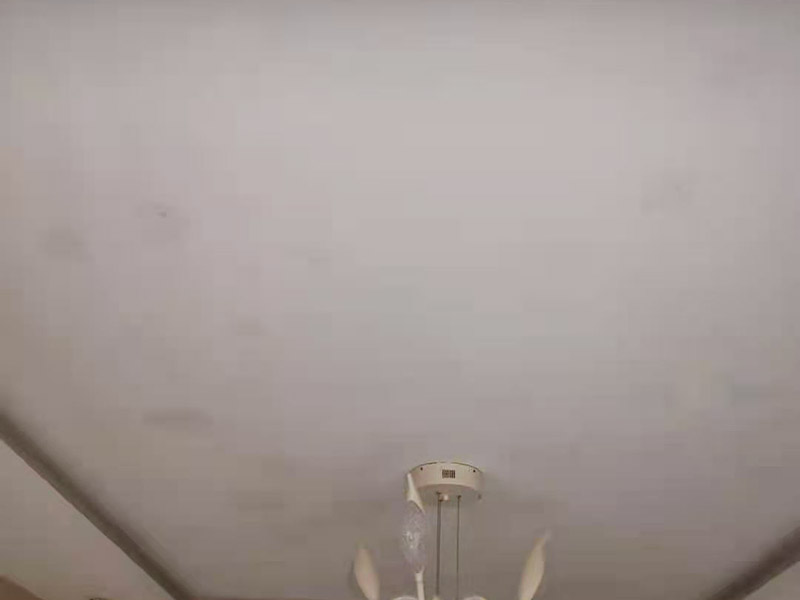 客廳天花板翻新：原有墻頂面有開發(fā)商粗略批蕩，局部肉眼就能看出凹凸不平的差距，有的施工隊為了趕工，施工方在做墻面找平時直接用膩子而沒用石膏粉，省了一道程序，結(jié)果造成膩子層太厚,而膩子只能起到讓平面變得平整光滑的作用，而不能用來找誤差較大墻面的平整，所以膩子找平比較厚的地方就會陸續(xù)的脫落。 乳膠漆施工溫度低，未能形成連續(xù)的涂膜而龜裂，遇水即會脫落;基層疏松，有油污等污物，涂膜與基層粘附不好，造成剝落;基層批刮膩子強度低，膩子層未干透即涂刷乳膠漆;基層過于平滑，以造成涂膜附著力不好。剝落：防范：施工前先觀察一