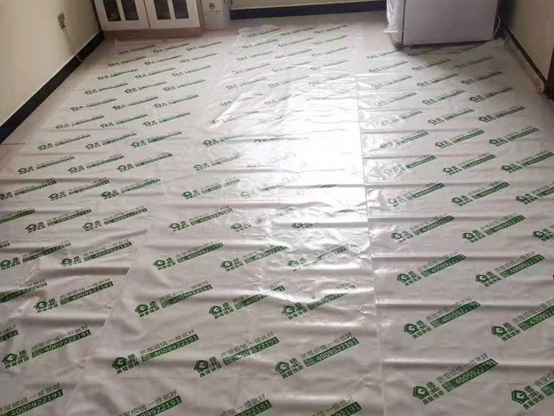 客廳天花板翻新：原有墻頂面有開發(fā)商粗略批蕩，局部肉眼就能看出凹凸不平的差距，有的施工隊為了趕工，施工方在做墻面找平時直接用膩子而沒用石膏粉，省了一道程序，結(jié)果造成膩子層太厚,而膩子只能起到讓平面變得平整光滑的作用，而不能用來找誤差較大墻面的平整，所以膩子找平比較厚的地方就會陸續(xù)的脫落。 乳膠漆施工溫度低，未能形成連續(xù)的涂膜而龜裂，遇水即會脫落;基層疏松，有油污等污物，涂膜與基層粘附不好，造成剝落;基層批刮膩子強度低，膩子層未干透即涂刷乳膠漆;基層過于平滑，以造成涂膜附著力不好。剝落：防范：施工前先觀察一