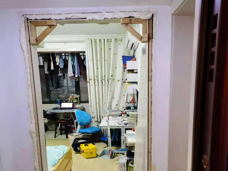 臥室門框維修翻新：首先就應(yīng)該想到將變形的門框拆下來，然后重新修理一下，再重新把門框裝上去，但是，如果不及時(shí)修復(fù)，可能就需要更換。木門比較復(fù)雜，因?yàn)橥鈱影孙椕姘?。很容易造成外觀破壞。而且飾面板一般用射釘槍打了釘子，一般不容易處理。那么，就從門套線下手。把門套線取下來，就可以看到門套和墻體怎樣連接了。取的時(shí)候，注意打釘?shù)奈恢?，慢慢撬開。撬開門套線后，看門套板和墻體連接出了什么問題。如果是連接的鐵條松了，用螺絲固定緊就好。如果是水泥砂漿固定的，那就要填水泥砂漿或者膠來固定了。