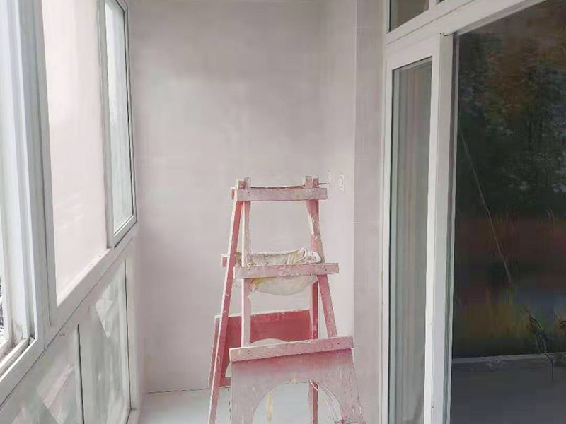 陽臺貼磚翻新：需要在粘結(jié)劑量置晾時間內(nèi)，將準(zhǔn)備好的瓷磚鋪壓到位，垂直于梳理方向輕微搓動以排出磚下的空氣。鋪貼到位后用橡皮錘輕擊，用尺寸合適的十字定位架來調(diào)整表面平整度及接縫的平直。 磁磚盡量不要沾水，按垂直線及水平線保留6--8mm灰縫粘貼牢固后，再做填縫處理，陰雨天最好不要施工，以免水泥污垢增多。 填縫后，用木版或其他工具刮去大灰，用6--8#園鋼清理灰縫，以突出磚的立體感，磁磚表面殘留水泥一定等其發(fā)白時(即干而未凝固時)，用干布或鋸沫(木屑)、大沙、擦凈表面水泥，(注意一定不要用濕布)、布條、海綿等要勤擦勤換。 等徹底凝固后，用加長柄化纖滾筒毛刷沾取20%--30%鹽酸溶液進行全面清洗，之后用清水沖凈。這時要小心操作以免鹽酸沾染人身及衣物哦。