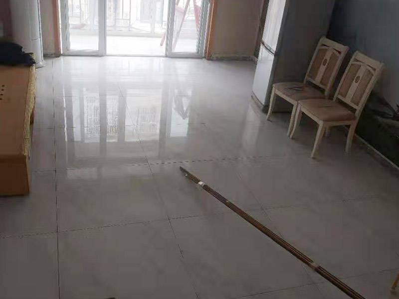 陽臺貼磚翻新：需要在粘結(jié)劑量置晾時間內(nèi)，將準(zhǔn)備好的瓷磚鋪壓到位，垂直于梳理方向輕微搓動以排出磚下的空氣。鋪貼到位后用橡皮錘輕擊，用尺寸合適的十字定位架來調(diào)整表面平整度及接縫的平直。 磁磚盡量不要沾水，按垂直線及水平線保留6--8mm灰縫粘貼牢固后，再做填縫處理，陰雨天最好不要施工，以免水泥污垢增多。 填縫后，用木版或其他工具刮去大灰，用6--8#園鋼清理灰縫，以突出磚的立體感，磁磚表面殘留水泥一定等其發(fā)白時(即干而未凝固時)，用干布或鋸沫(木屑)、大沙、擦凈表面水泥，(注意一定不要用濕布)、布條、海綿等要勤擦勤換。 等徹底凝固后，用加長柄化纖滾筒毛刷沾取20%--30%鹽酸溶液進行全面清洗，之后用清水沖凈。這時要小心操作以免鹽酸沾染人身及衣物哦。