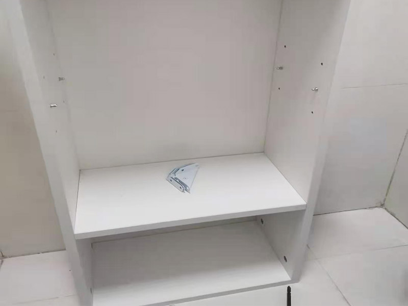 浴室柜打孔安裝：掛墻式浴室柜主柜安裝方法，但是按柜子掛鐵片的孔位、孔距，量出孔在墻面上的位置。用沖擊鉆在墻面上打孔，再用已有的爆炸螺絲把柜子安裝在墻上。還有用水平尺測量柜子是否安裝水平，再把臺面盆放在柜子上面。浴室柜一般距離地面的高度是80cm-85cm，根據使用人的身高和習慣可以略做調節(jié)。 落地式浴室柜安裝方法，還有把金屬腳裝在柜體上，然后把柜子放在預設位置，調整金屬腳使柜子平穩(wěn)，再把臺面盆放上柜子上面。 浴室鏡安裝方法，但是按鏡子后面的掛鏡片的孔位、孔距，量出孔在墻面上的位置。用沖擊鉆在墻面上打孔