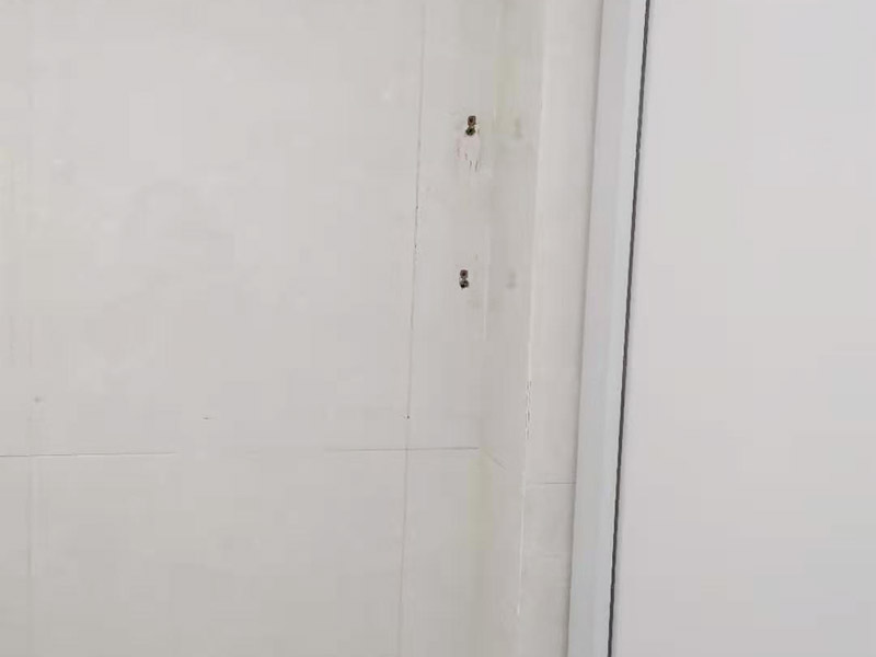 浴室柜打孔安裝：掛墻式浴室柜主柜安裝方法，但是按柜子掛鐵片的孔位、孔距，量出孔在墻面上的位置。用沖擊鉆在墻面上打孔，再用已有的爆炸螺絲把柜子安裝在墻上。還有用水平尺測量柜子是否安裝水平，再把臺面盆放在柜子上面。浴室柜一般距離地面的高度是80cm-85cm，根據使用人的身高和習慣可以略做調節(jié)。 落地式浴室柜安裝方法，還有把金屬腳裝在柜體上，然后把柜子放在預設位置，調整金屬腳使柜子平穩(wěn)，再把臺面盆放上柜子上面。 浴室鏡安裝方法，但是按鏡子后面的掛鏡片的孔位、孔距，量出孔在墻面上的位置。用沖擊鉆在墻面上打孔