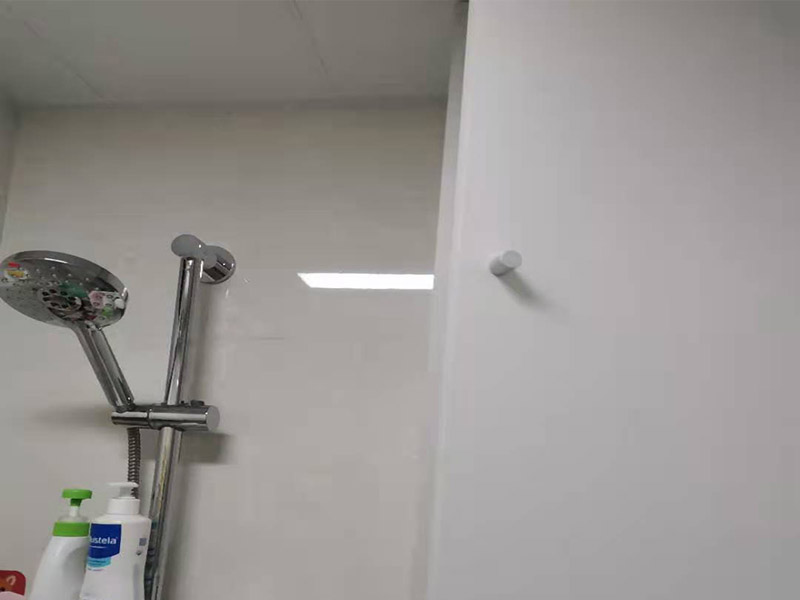 浴室柜打孔安裝：掛墻式浴室柜主柜安裝方法，但是按柜子掛鐵片的孔位、孔距，量出孔在墻面上的位置。用沖擊鉆在墻面上打孔，再用已有的爆炸螺絲把柜子安裝在墻上。還有用水平尺測量柜子是否安裝水平，再把臺面盆放在柜子上面。浴室柜一般距離地面的高度是80cm-85cm，根據使用人的身高和習慣可以略做調節(jié)。 落地式浴室柜安裝方法，還有把金屬腳裝在柜體上，然后把柜子放在預設位置，調整金屬腳使柜子平穩(wěn)，再把臺面盆放上柜子上面。 浴室鏡安裝方法，但是按鏡子后面的掛鏡片的孔位、孔距，量出孔在墻面上的位置。用沖擊鉆在墻面上打孔