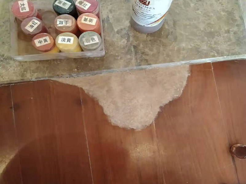 地板局部修補(bǔ)翻新：如果地板表面劃痕不嚴(yán)重，建議用地板精油處理一下，地板精油可以對地板進(jìn)行保護(hù)，讓輕微劃傷的地方不會加深變色；修復(fù)后出現(xiàn)氣泡，可用幼砂紙輕輕磨去，最好在天氣干燥時進(jìn)行，會事半功倍。如果地板表面的漆膜沒有壞，只是一點劃傷印痕，可以在地板清潔后，用拋光蠟直接拋光。拋光蠟可以保護(hù)地板的光澤，讓地板表面變得光滑，避免對劃傷的地方進(jìn)行更深的傷害。如果地板劃痕的地方比較嚴(yán)重，地板漆膜破損或露白，可用水砂紙蘸肥皂水打磨、并擦干凈，待干后進(jìn)行局部補(bǔ)色，色干后再刷涂一道漆，干燥24小時后，用水砂紙磨光，然后擦地板蠟進(jìn)行拋光。如果地板的劃傷比較嚴(yán)重大面積，那么建議請專人的維修人員進(jìn)行實木地板的翻新、或者更換。