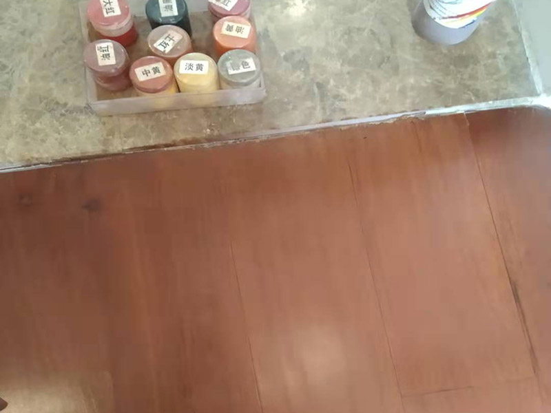 地板局部修補(bǔ)翻新：如果地板表面劃痕不嚴(yán)重，建議用地板精油處理一下，地板精油可以對地板進(jìn)行保護(hù)，讓輕微劃傷的地方不會加深變色；修復(fù)后出現(xiàn)氣泡，可用幼砂紙輕輕磨去，最好在天氣干燥時進(jìn)行，會事半功倍。如果地板表面的漆膜沒有壞，只是一點劃傷印痕，可以在地板清潔后，用拋光蠟直接拋光。拋光蠟可以保護(hù)地板的光澤，讓地板表面變得光滑，避免對劃傷的地方進(jìn)行更深的傷害。如果地板劃痕的地方比較嚴(yán)重，地板漆膜破損或露白，可用水砂紙蘸肥皂水打磨、并擦干凈，待干后進(jìn)行局部補(bǔ)色，色干后再刷涂一道漆，干燥24小時后，用水砂紙磨光，然后擦地板蠟進(jìn)行拋光。如果地板的劃傷比較嚴(yán)重大面積，那么建議請專人的維修人員進(jìn)行實木地板的翻新、或者更換。