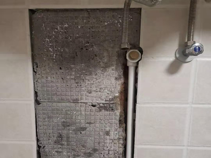 暗管漏水點(diǎn)檢測(cè)：驗(yàn)證工作面頂棚成形質(zhì)量，保證漏水點(diǎn)位置、管徑等符合設(shè)計(jì)圖紙；管縫防水的完整性，即漏水點(diǎn)位置選取符合規(guī)范要求； 1，關(guān)閉水管總閥。(即水bai表前面的水管開du關(guān)) 2，打開房間里zhi面的水龍頭20分鐘，dao確保沒水再滴后關(guān)閉所有的水龍頭。 3，關(guān)閉馬桶水箱和洗衣機(jī)等具有蓄水功能的設(shè)備進(jìn)水開關(guān)。 4，打開水管總閥。 5，打開總閥后20分鐘查看水表是否走動(dòng)，包括緩慢的走動(dòng)。如果有走動(dòng)，即為漏水了。如果沒有走動(dòng)，可能沒事。