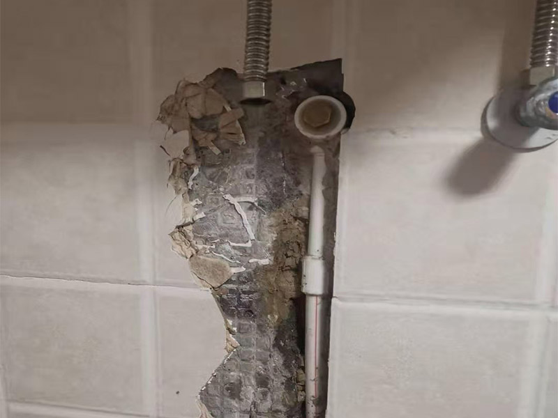 暗管漏水點(diǎn)檢測(cè)：驗(yàn)證工作面頂棚成形質(zhì)量，保證漏水點(diǎn)位置、管徑等符合設(shè)計(jì)圖紙；管縫防水的完整性，即漏水點(diǎn)位置選取符合規(guī)范要求； 1，關(guān)閉水管總閥。(即水bai表前面的水管開du關(guān)) 2，打開房間里zhi面的水龍頭20分鐘，dao確保沒水再滴后關(guān)閉所有的水龍頭。 3，關(guān)閉馬桶水箱和洗衣機(jī)等具有蓄水功能的設(shè)備進(jìn)水開關(guān)。 4，打開水管總閥。 5，打開總閥后20分鐘查看水表是否走動(dòng)，包括緩慢的走動(dòng)。如果有走動(dòng)，即為漏水了。如果沒有走動(dòng)，可能沒事。