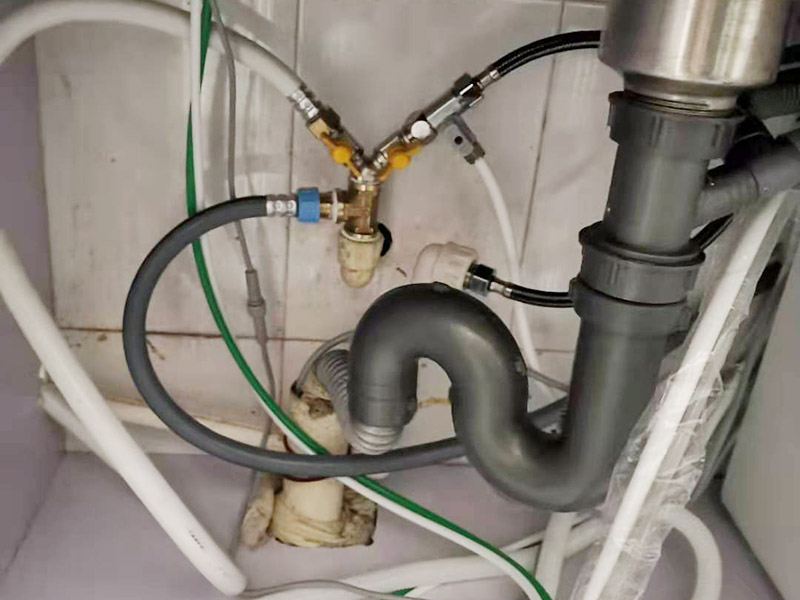 水管角閥漏水更換：首先需要檢查一下內(nèi)絲接頭是否存在開裂的情況，如果有開裂，需要進行更換接頭。接頭如果沒有問題的話，直接更換一個新角閥即可，角閥并不貴，建議要購買銅質(zhì)角閥。 如果是螺紋接頭處漏水，可以在螺紋上加幾圈生料帶，一般就可以解決漏水問題。 如果是開關(guān)把手處漏水，那就是角閥的密封性出了問題，可以試試換個新角閥，這樣的話就可以正常使用了。