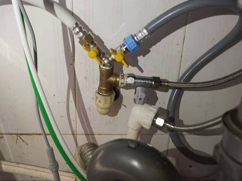 水管角閥漏水更換：首先需要檢查一下內(nèi)絲接頭是否存在開裂的情況，如果有開裂，需要進行更換接頭。接頭如果沒有問題的話，直接更換一個新角閥即可，角閥并不貴，建議要購買銅質(zhì)角閥。 如果是螺紋接頭處漏水，可以在螺紋上加幾圈生料帶，一般就可以解決漏水問題。 如果是開關(guān)把手處漏水，那就是角閥的密封性出了問題，可以試試換個新角閥，這樣的話就可以正常使用了。