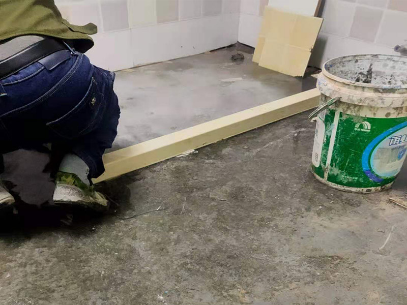 衛(wèi)生間找平貼磚：應(yīng)全部清理墻面上的各類污物，打掃干凈現(xiàn)場(chǎng)，特別是角落里。用泥刀先批墻，后用水泥漿找平。這個(gè)工序很重要，確保底子平，防止貼后空鼓。墻面要刷防水涂料，防止貼后浸水，一般高度不低于1.8米，刷的時(shí)候會(huì)稍高一些。根據(jù)設(shè)計(jì)鋪貼圖樣的要求，確定排磚方案，用墨斗彈線，以減少施工損耗。水平檢測(cè)瓷磚鋪貼完后，工人會(huì)用專業(yè)測(cè)量?jī)x，來(lái)檢查貼后瓷磚的平整度，確保最終的效果令客戶滿意。