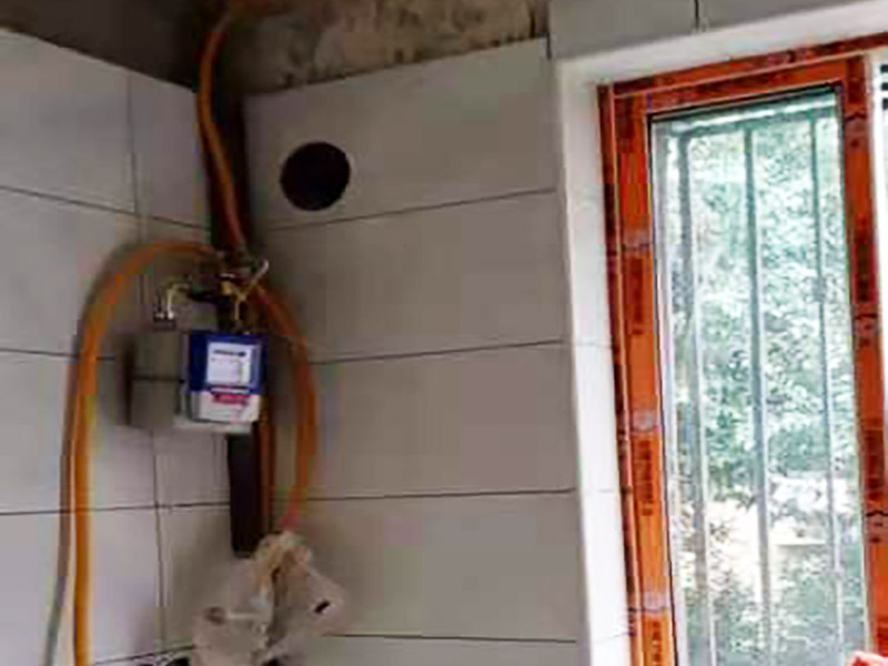 廚房衛(wèi)生間貼磚：開始貼磚前需對現(xiàn)有墻面的抹灰強(qiáng)度及空鼓進(jìn)行排查，避免因抹灰強(qiáng)度及基層空鼓，造成瓷磚大面積空鼓出現(xiàn)。如果是釉面磚需要提前進(jìn)行泡水，將瓷磚泡透至少30min以上。玻化磚吸水率小于0.5%，無需浸泡，但須做背膠涂刷，增加粘接強(qiáng)度，避免脫落。注意貼磚時(shí)采用專用粘接劑，抹灰要飽滿、均勻，尤其要注意四個(gè)角的抹灰要到位，避免后期空鼓。墻磚施工完成后做好噴水養(yǎng)護(hù)2天，待墻面干透后進(jìn)行瓷磚勾縫或美縫處理即可。