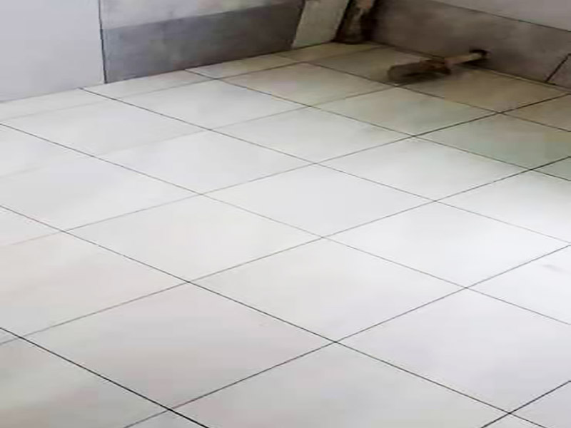 廚房衛(wèi)生間貼磚：開始貼磚前需對現(xiàn)有墻面的抹灰強(qiáng)度及空鼓進(jìn)行排查，避免因抹灰強(qiáng)度及基層空鼓，造成瓷磚大面積空鼓出現(xiàn)。如果是釉面磚需要提前進(jìn)行泡水，將瓷磚泡透至少30min以上。?；u吸水率小于0.5%，無需浸泡，但須做背膠涂刷，增加粘接強(qiáng)度，避免脫落。注意貼磚時(shí)采用專用粘接劑，抹灰要飽滿、均勻，尤其要注意四個(gè)角的抹灰要到位，避免后期空鼓。墻磚施工完成后做好噴水養(yǎng)護(hù)2天，待墻面干透后進(jìn)行瓷磚勾縫或美縫處理即可。