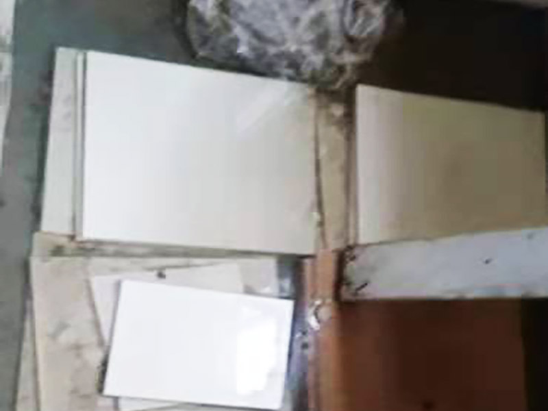 廚房衛(wèi)生間貼磚：開始貼磚前需對現(xiàn)有墻面的抹灰強(qiáng)度及空鼓進(jìn)行排查，避免因抹灰強(qiáng)度及基層空鼓，造成瓷磚大面積空鼓出現(xiàn)。如果是釉面磚需要提前進(jìn)行泡水，將瓷磚泡透至少30min以上。?；u吸水率小于0.5%，無需浸泡，但須做背膠涂刷，增加粘接強(qiáng)度，避免脫落。注意貼磚時(shí)采用專用粘接劑，抹灰要飽滿、均勻，尤其要注意四個(gè)角的抹灰要到位，避免后期空鼓。墻磚施工完成后做好噴水養(yǎng)護(hù)2天，待墻面干透后進(jìn)行瓷磚勾縫或美縫處理即可。