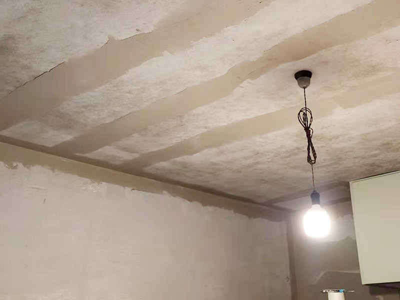 墻面翻新基層處理：墻體空鼓將嚴(yán)重影響涂層的附著力，通常采用目測、敲打、硬器劃刻、手抹等方法檢查。發(fā)現(xiàn)有空鼓現(xiàn)象，必須徹底鏟除，應(yīng)用配套膩?zhàn)有扪a(bǔ)平整或用與墻體砂漿比例一致的水泥砂漿按墻體同樣施工方法進(jìn)行修補(bǔ)填平，確保涂層吸收一致，無接痕。墻體裂縫嚴(yán)重影響涂層的裝飾美觀性能。發(fā)現(xiàn)裂縫應(yīng)用專用填補(bǔ)膩?zhàn)犹钛a(bǔ)修復(fù)，較大空心裂縫可先用砂漿修補(bǔ)后抹平。 涂裝施工前用鏟刀或刮刀鏟去一遍或用鋼絲刷處理清除，也可用硬毛竹掃把清除浮砂。墻體砂眼，凹坑如腳手架洞、空調(diào)洞、窗套、管道設(shè)施鋪設(shè)遺漏留缺陷，需用與墻體基面同類材質(zhì)和施工方法進(jìn)行處理。這一點(diǎn)往往在施工中不被注意。但硅藻泥上墻后易發(fā)現(xiàn)發(fā)花不協(xié)調(diào)，嚴(yán)重影響裝飾效果。