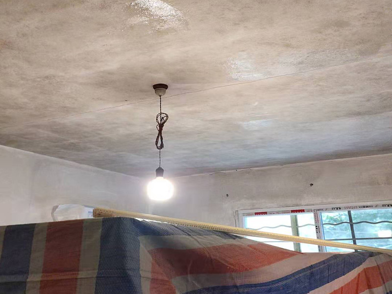 墻面翻新基層處理：墻體空鼓將嚴(yán)重影響涂層的附著力，通常采用目測、敲打、硬器劃刻、手抹等方法檢查。發(fā)現(xiàn)有空鼓現(xiàn)象，必須徹底鏟除，應(yīng)用配套膩?zhàn)有扪a(bǔ)平整或用與墻體砂漿比例一致的水泥砂漿按墻體同樣施工方法進(jìn)行修補(bǔ)填平，確保涂層吸收一致，無接痕。墻體裂縫嚴(yán)重影響涂層的裝飾美觀性能。發(fā)現(xiàn)裂縫應(yīng)用專用填補(bǔ)膩?zhàn)犹钛a(bǔ)修復(fù)，較大空心裂縫可先用砂漿修補(bǔ)后抹平。 涂裝施工前用鏟刀或刮刀鏟去一遍或用鋼絲刷處理清除，也可用硬毛竹掃把清除浮砂。墻體砂眼，凹坑如腳手架洞、空調(diào)洞、窗套、管道設(shè)施鋪設(shè)遺漏留缺陷，需用與墻體基面同類材質(zhì)和施工方法進(jìn)行處理。這一點(diǎn)往往在施工中不被注意。但硅藻泥上墻后易發(fā)現(xiàn)發(fā)花不協(xié)調(diào)，嚴(yán)重影響裝飾效果。